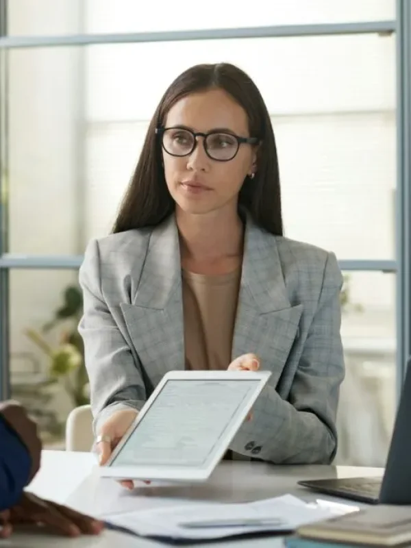 imgi_9_insurance-agent-signing-contract-with-client-1024x682